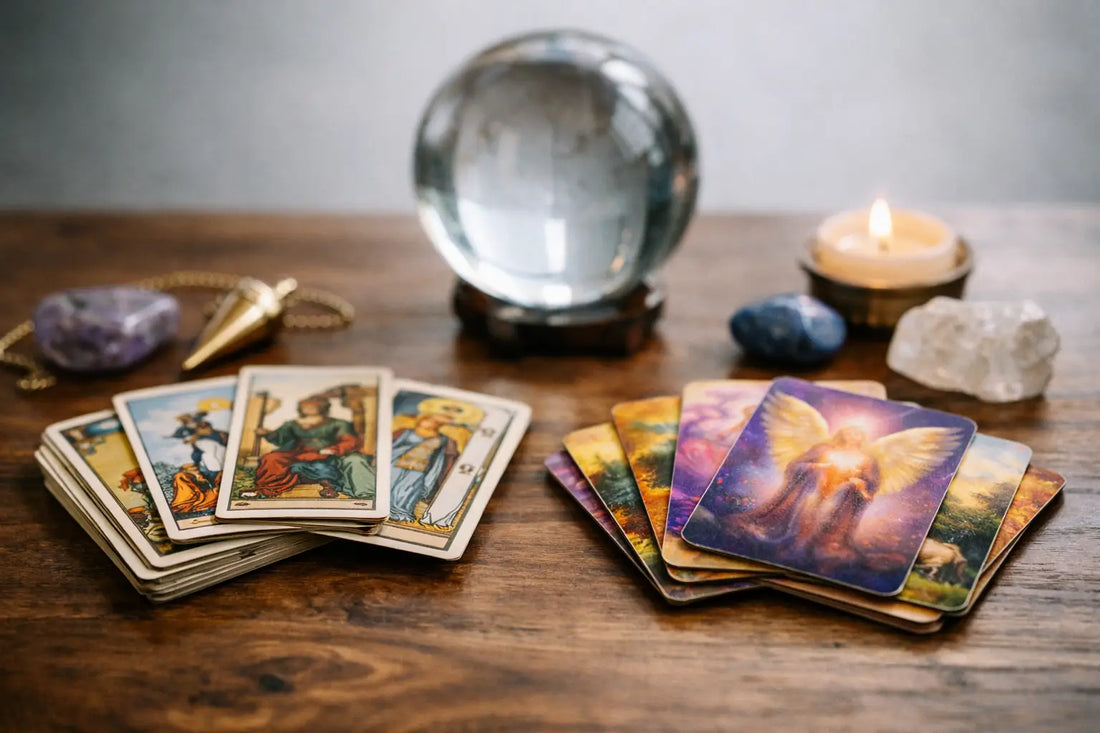 Tarot versus oracle cards: ¿cuál elegir?