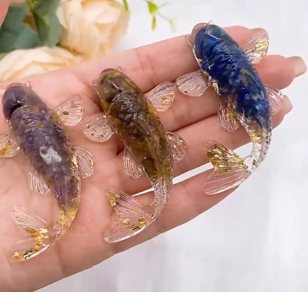 Peces en acrílico con chispas de cuarzos dentro