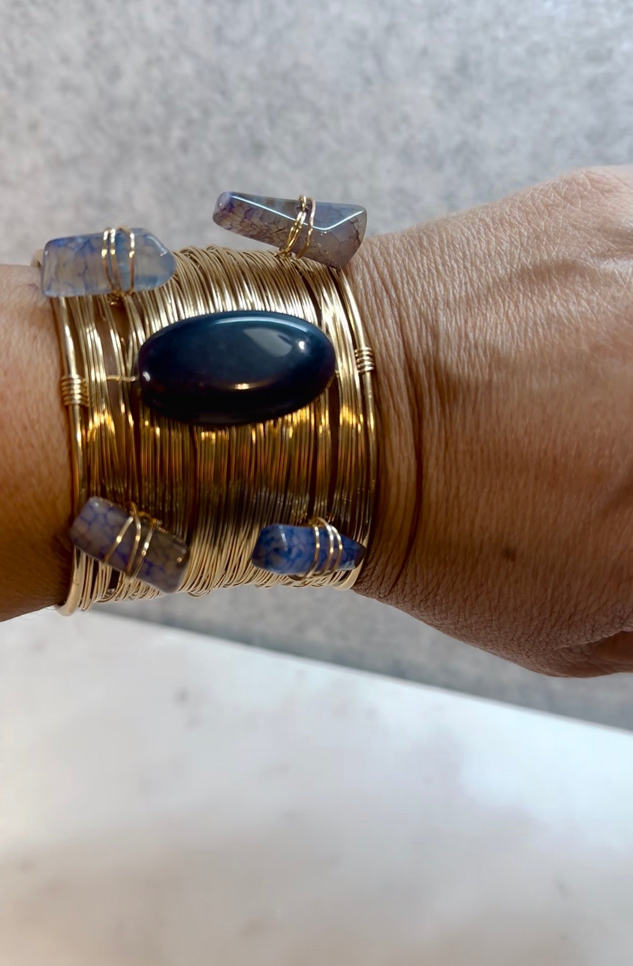 Cuff dorado con Agatha’s