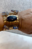 Cuff dorado con Agatha’s
