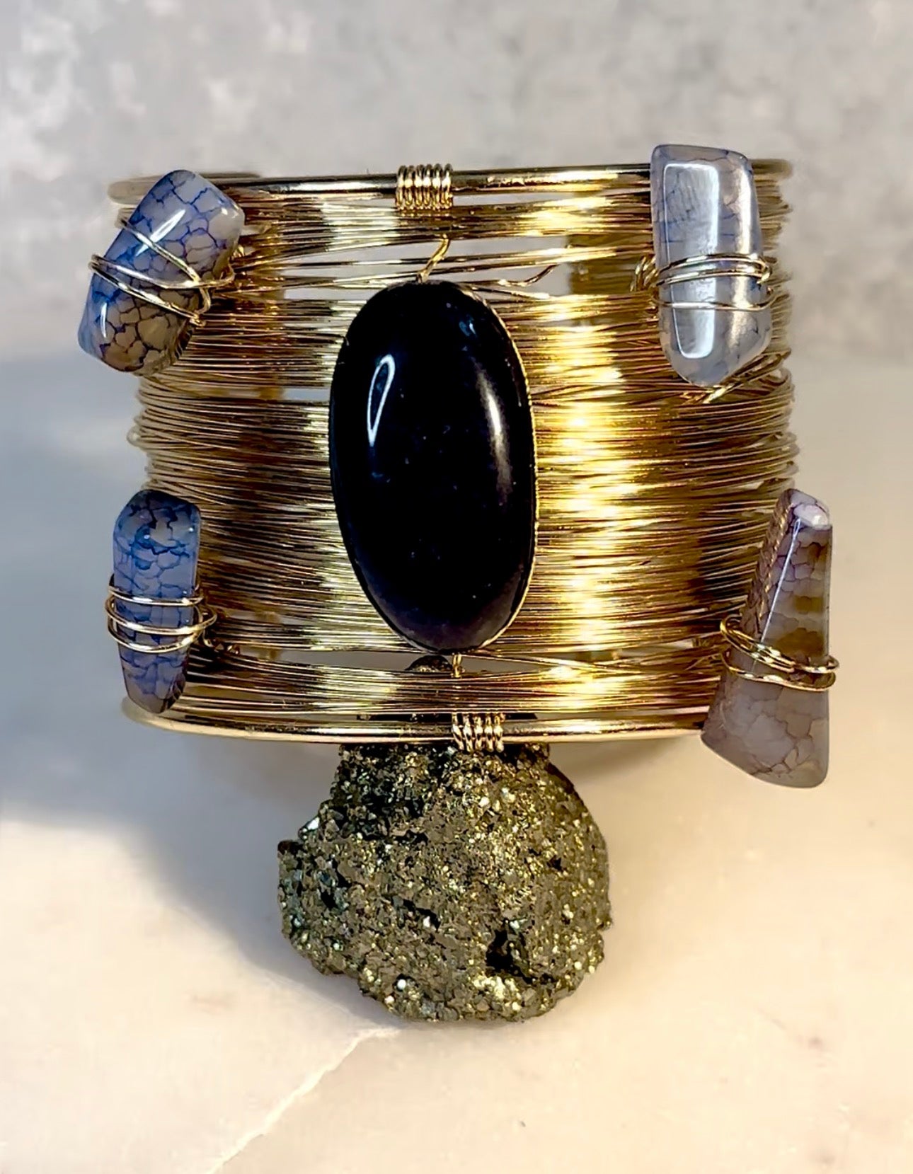 Cuff dorado con Agatha’s