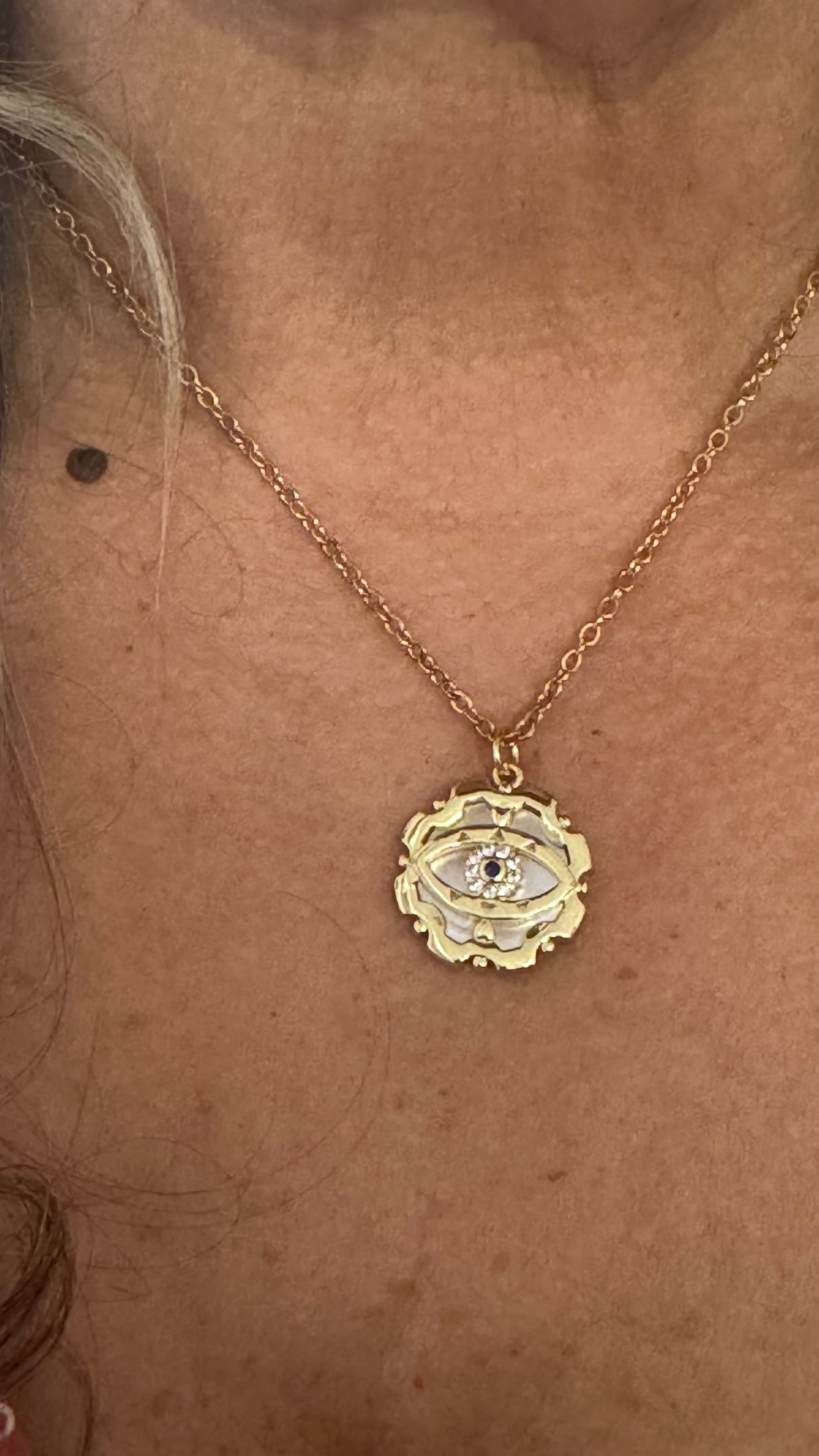 OJO Y MADRE PERLA PENDANT DORADO