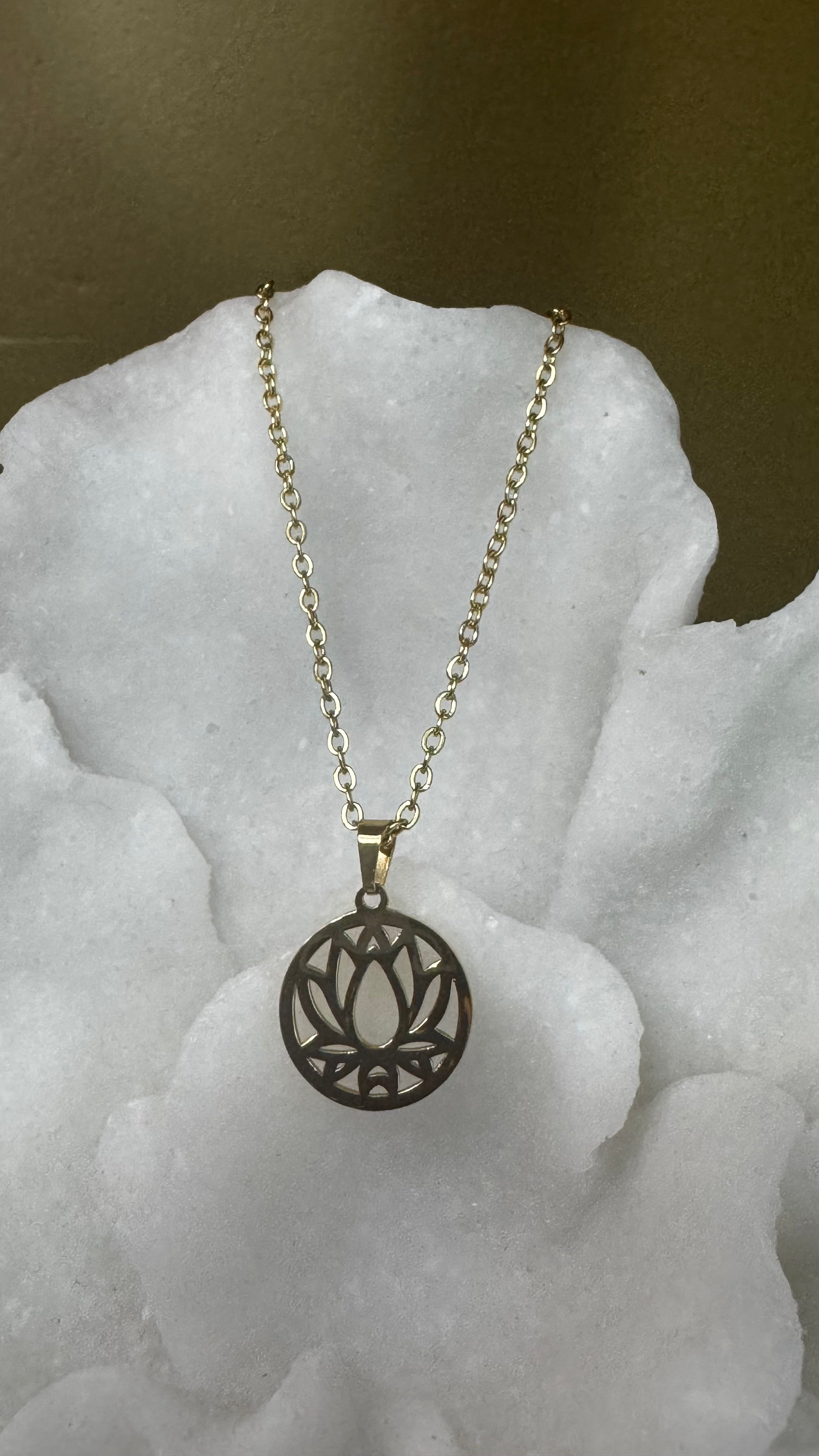 FLOR DE LOTUS GOLD PENDANT