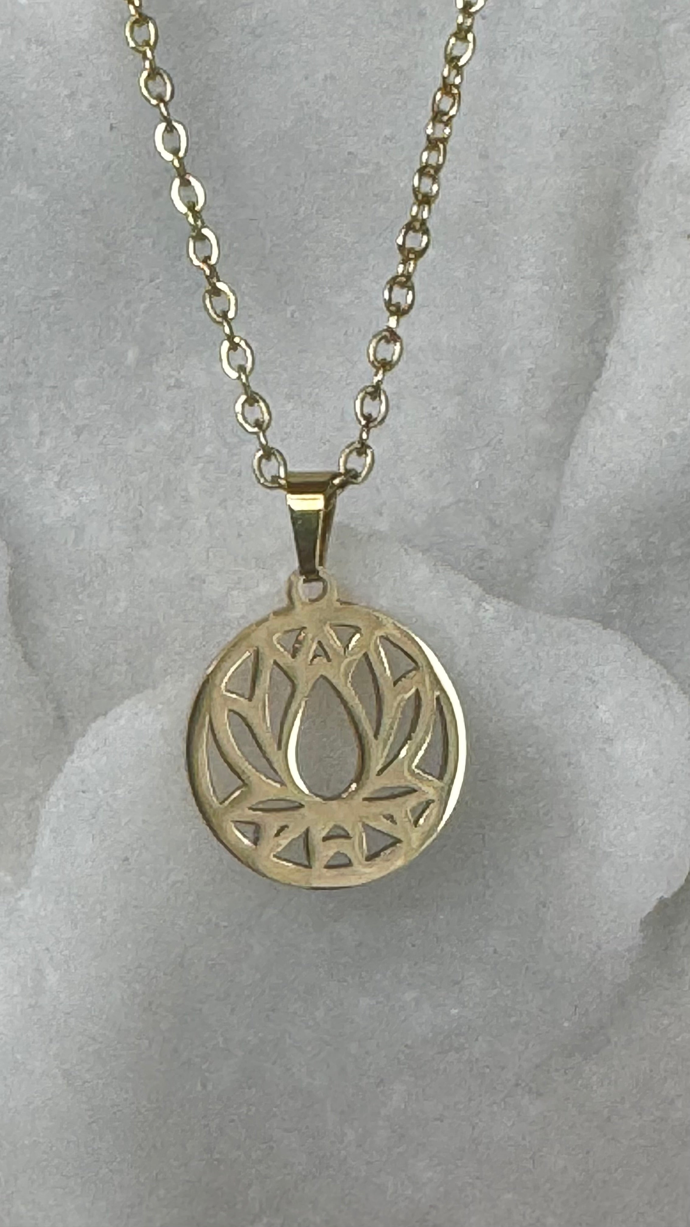 FLOR DE LOTUS GOLD PENDANT