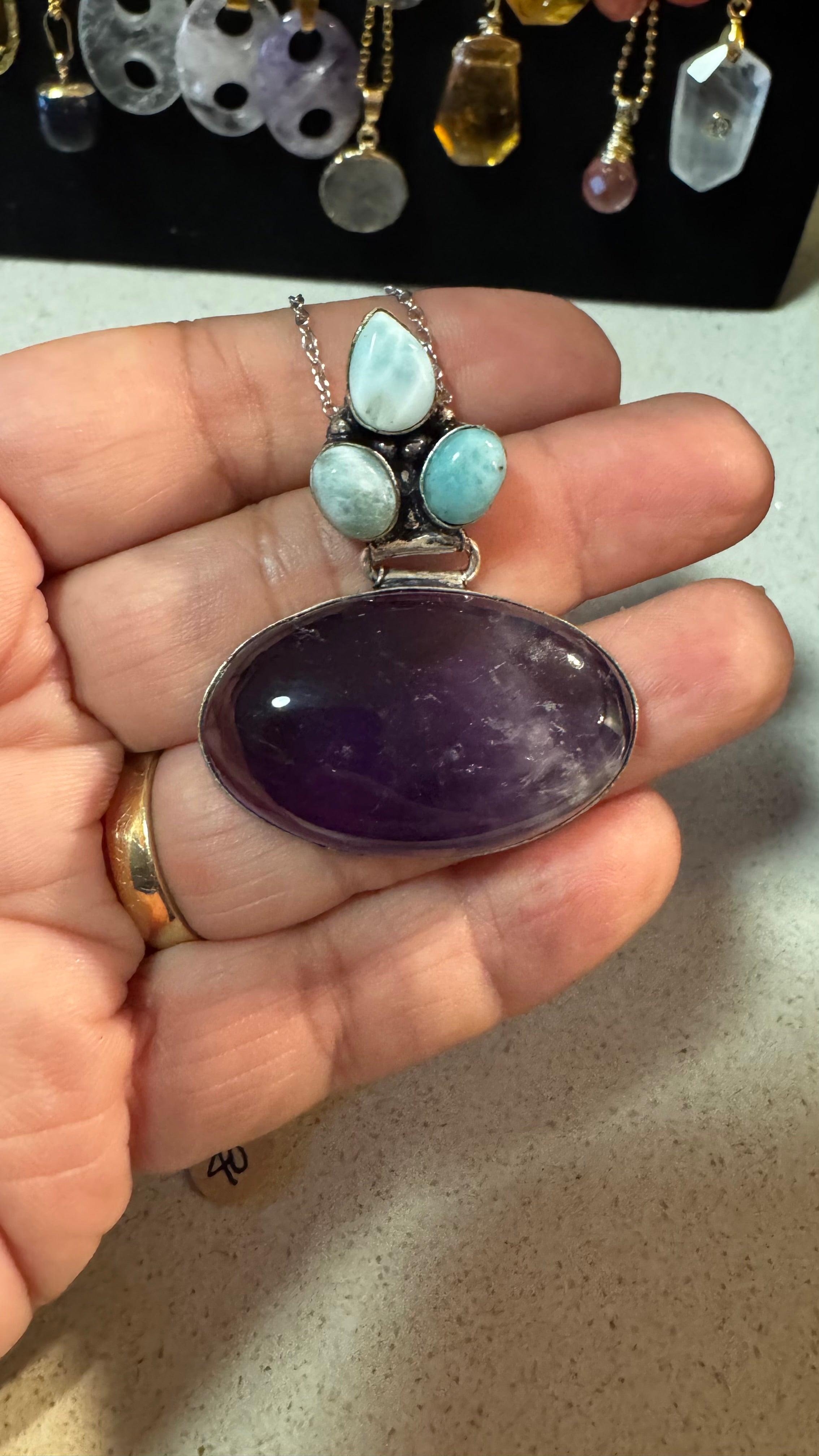 AMATISTA Y LARIMAR