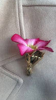 Broche color dorado para poner flores naturales