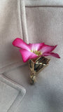 Broche color dorado para poner flores naturales