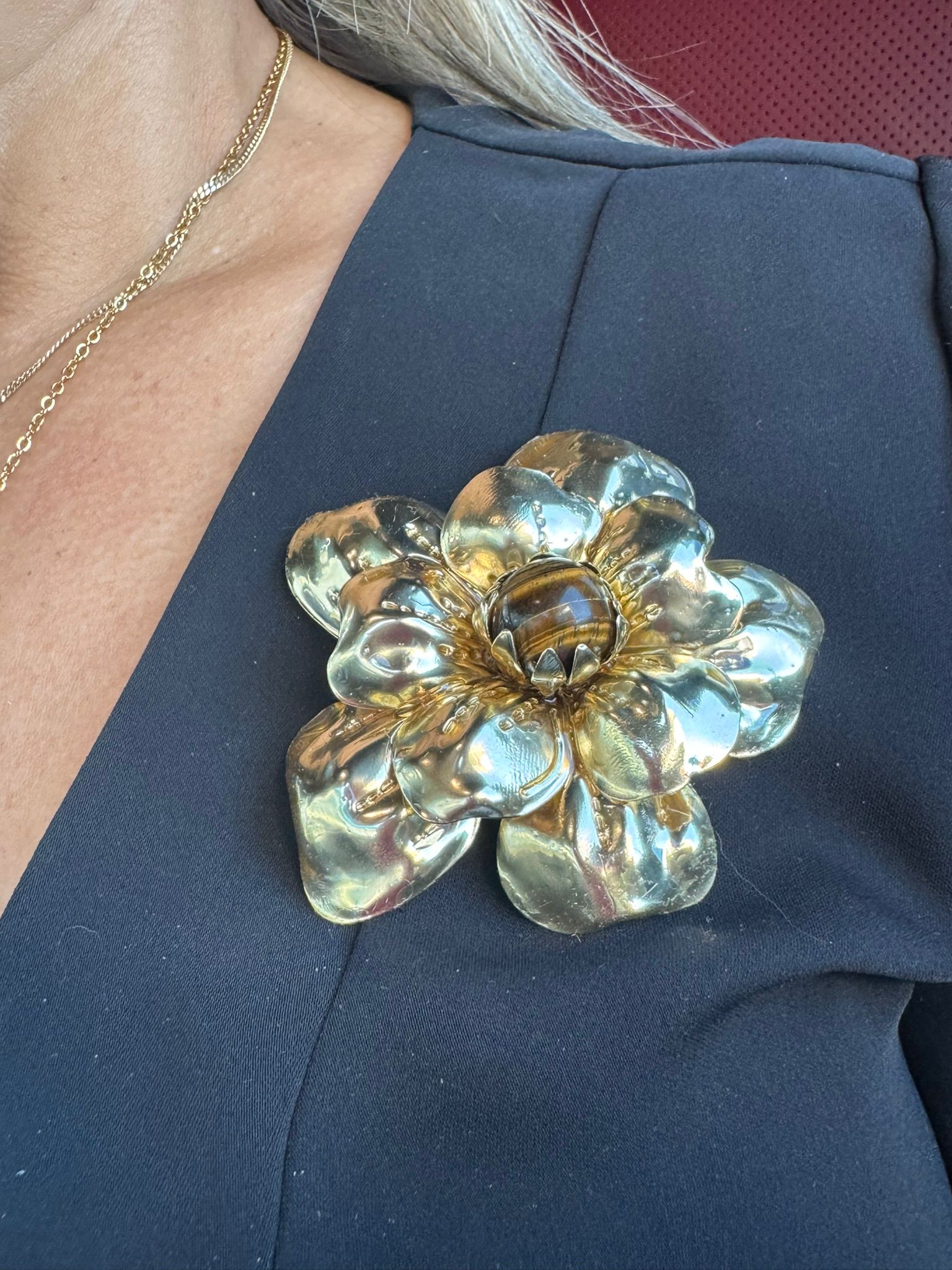 Broche dorado flor con ojo de tigre