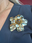 Broche dorado flor con ojo de tigre